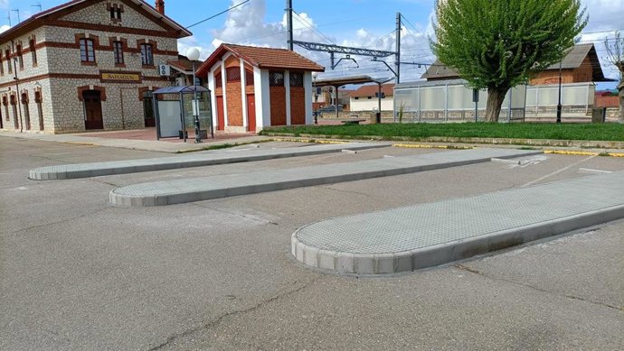 Estación de tren de Sahagún (León) que contará desde este sábado con tres nuevas dársenas de autobuses.