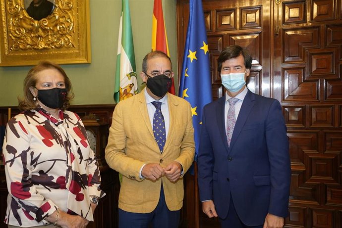 Castro (en el centro) y Rus (en la derecha), tras la firma del acuerdo de colaboraicón entre la US y la CES