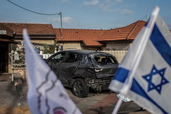 Un coche dañado por el disparo de un cohete desde Gaza contra Israel