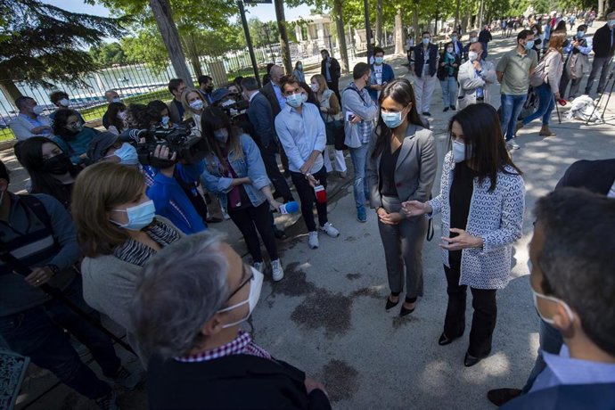 La vicealcaldesa de Madrid, Begoña Villacís, y la presidenta de Ciudadanos (Cs), Inés Arrimadas, atienden a los medios durante el acto de inauguración de la exposición sobre el Bosque Metropolitano.