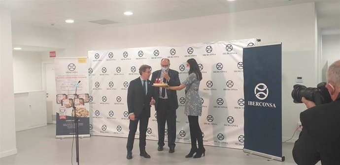 El presidente de la Xunta, Alberto Núñez Feijóo, y el CEO de Iberconsa, Alberto Freire, durante una visita a la nueva planta de la empresa en el puerto de Bouzas, en Vigo.