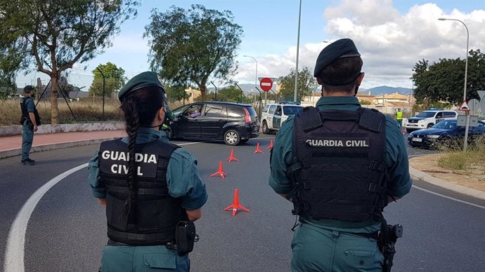 Dispositivo de control de la Guardia Civil para dar con los sospechosos de tratar de robar en una vivienda de Algaida.