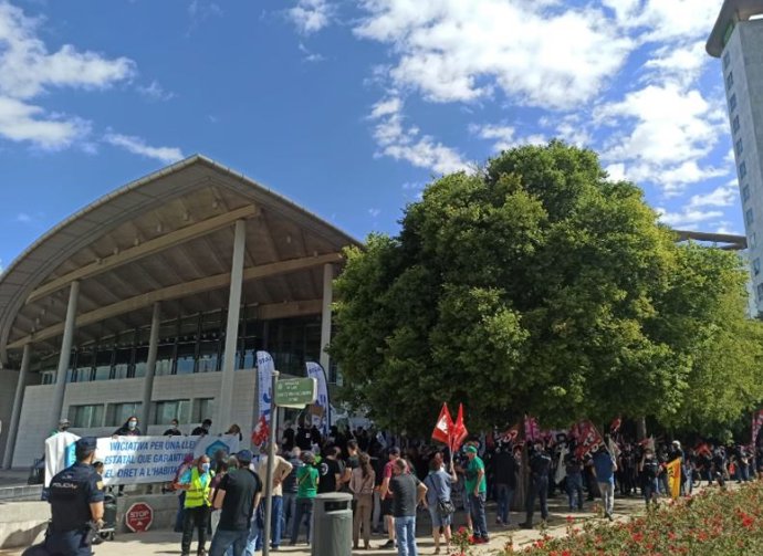 Protesta de la plataforma 'Iniciativa por una Ley que garantice el derecho a la Vivienda' ante la Junta de Accionistas de Caixabank.