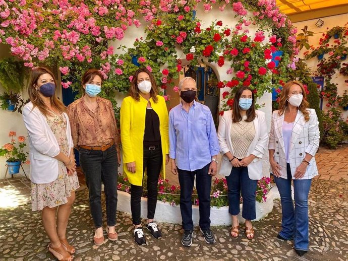 Loles López en el Centro de Interpretación de la Fiesta de los Patios de Córdoba, acompañada de distintas representantes del PP.