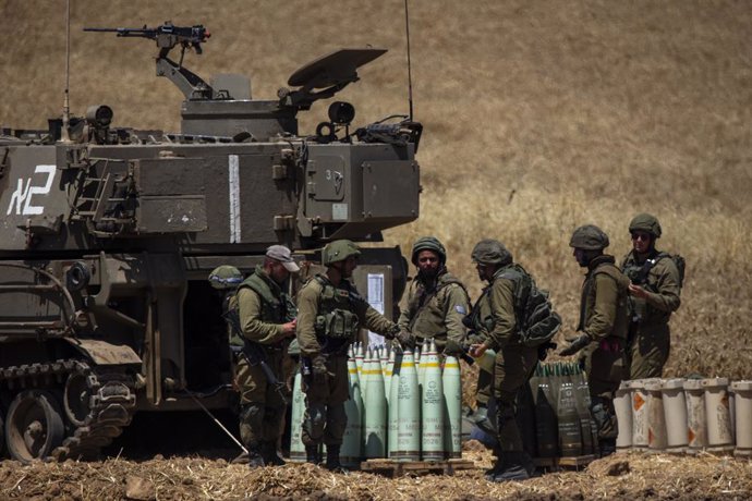 14 May 2021, Israel, Sderot: Soldiers of Israel Defense Forces (IDF) work on an artillery battery at the Israeli Gaza border near Sderot, amid the escalating flare-up of Israeli-Palestinian violence. Photo: Ilia Yefimovich/dpa
