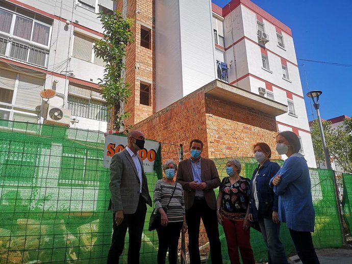 Visita a las obras del programa de instalación de ascensores