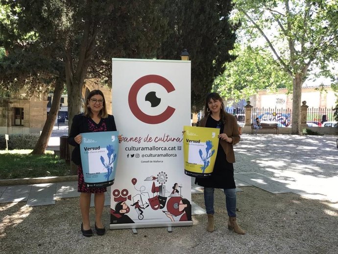 La vicepresidenta y consellera insular de Cultura, Patrimonio y Política Lingüística, Bel Busquets, y la directora de la Fundación Mallorca Literaria, Carme Castells, en la presentación de 'Versud'