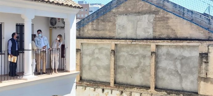 Los populares visitando las viviendas