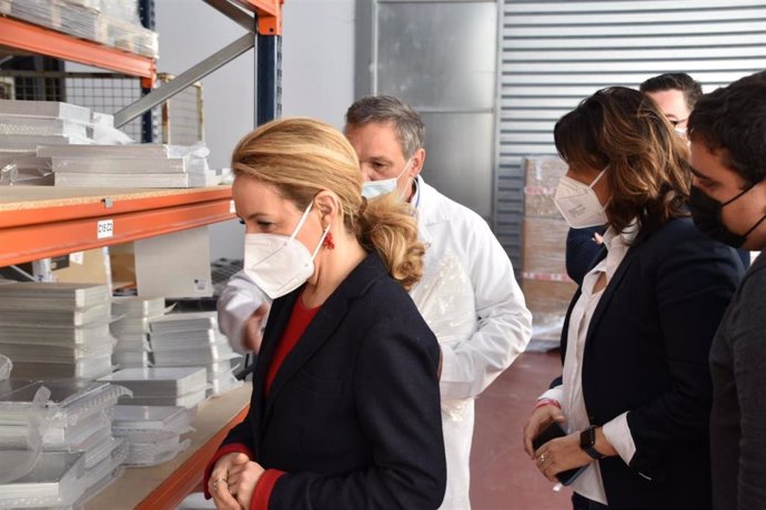 La presidenta del PP de Asturias, Teresa Mallada, visita las instalaciones de Luminalia.
