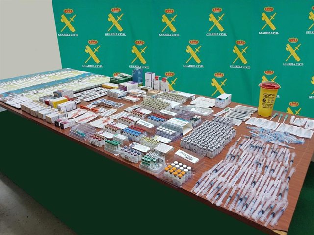 Archivo - Medicamentos incautados por la Guardia Civil.