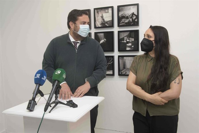 El diputado Jaime Armario, junto a la fotógrafa Estela de Castro durante la presentación de la exposición 'Zoocosis' en la Sala Rivadavia de Diputación de Cádiz.