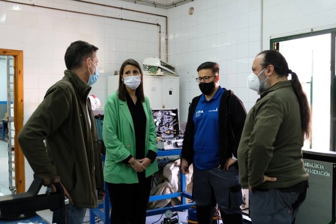 La delegada de Educación, Mercedes García Paine, junto a estudiantes de FP