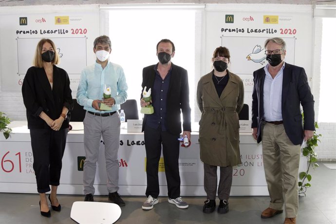 De izquierda a derecha, Paloma Cabral, directora de Comunicación y RRII de McDonalds; los premiados David Hernández Sevillano y Federico Delicado; Maria José Gálvez, directora general del libro y Luis Zendrera, presidente de OEPLI. Premios Lazarillo 2020