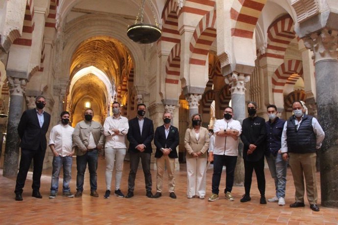 La delegada de Turismo del Ayuntamiento de Córdoba, Isabel Albás, junto a cocineros y responsables de las DO y del Consorcio de la Gastronomía Cordobesa, en la presentación de 'Córdoba Patrimonio Gastronómico'.