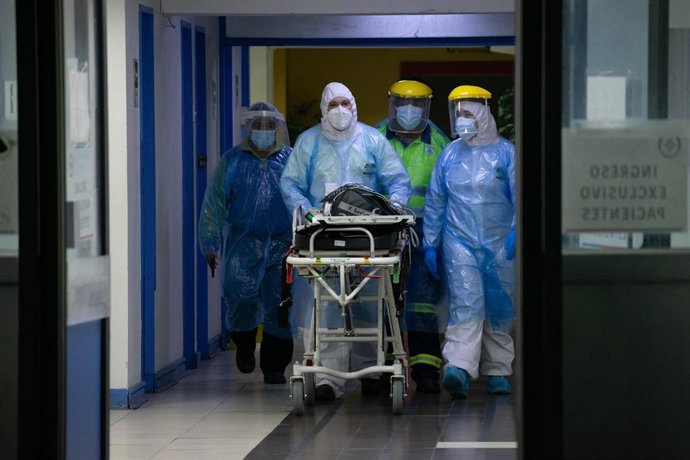 Archivo - Sanitarios trasladando a un paciente en cuidados intensivos por coronavirus