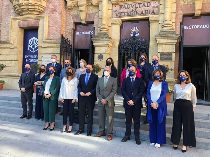 Rogelio Velasco con el rector de la UCO, José Carlos Gómez Villamandos, personal de la Universidad e investigadores del Departamento de Agronomía acreditado como Unidad de Excelencia 'María de Maeztu'.