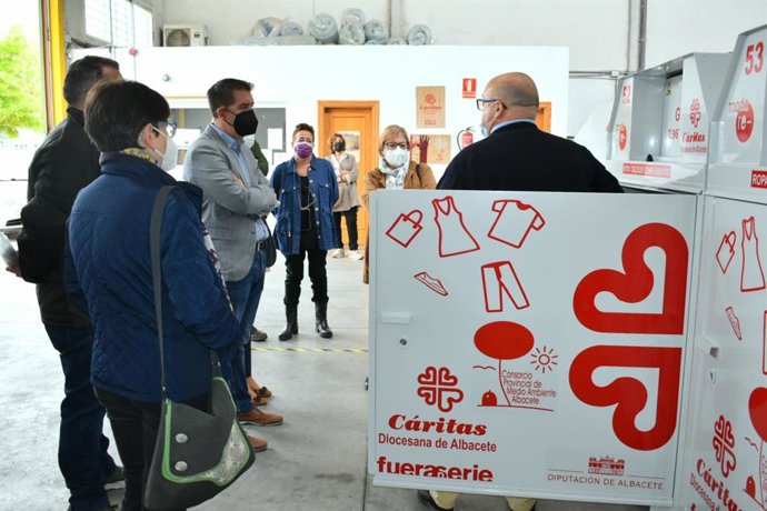 El presidente de la Diputación de Albacete, Santi Cabañero, en su visita a las instalación de Recuperaciones El Sembrador