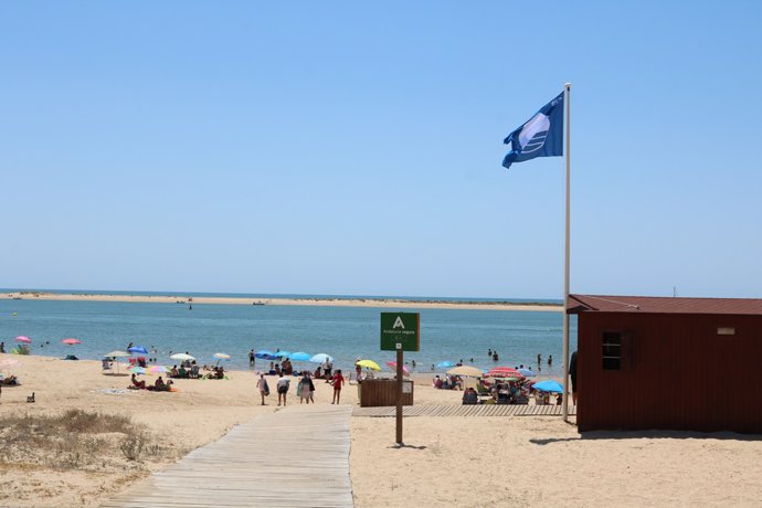 Imagen de la playa de Cartaya con una bandera azul.
