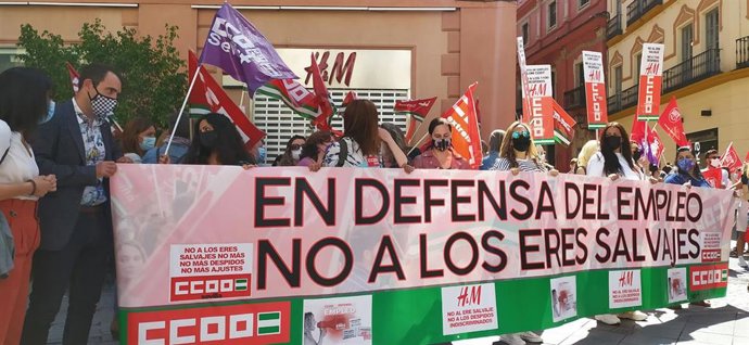 Concentración de trabajadores de H&M ante la tienda de la calle O'Donnell, en Sevilla.