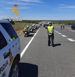 Agente de la Guardia Civil en un control de velocidad