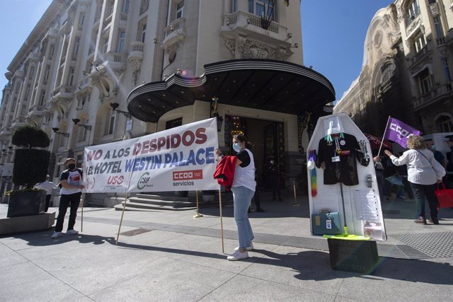 Empleados del Westin Palace acuden a una concentración con una pancarta donde se puede leer "No a los despidos en el Hotel Westin Palace" como signo de protesta, a 7 de mayo de 2021, en el Westin Palace, Madrid, (España). 