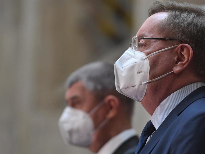Archivo - El presidente de República Checa, Andrej Babis, junto con el ministro de Salud, Petr Arenberger, en Praga, en abril de 2021