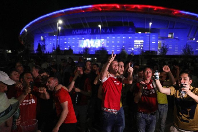 Archivo - Aficionados del Liverpool celebran la victoria de su equipo en la final de la copa de Europa en los aledaños del estadio Wanda Metropolitano de Madird