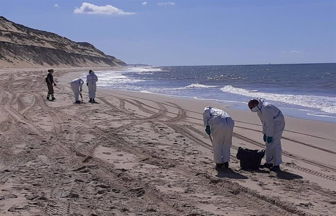 Miembros de uno de los equipos de recogida de los restos de la mancha de hidrocarburos en la zona de Matalascañas.
