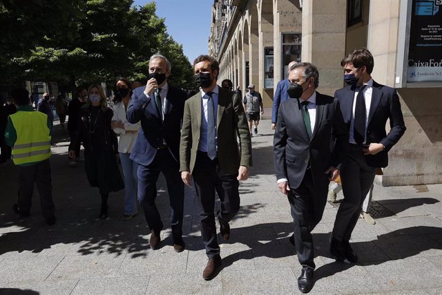 (I-D) El alcalde de Zaragoza, Jorge Azcón; el presidente del PP, Pablo Casado, y el presidente del PP de Aragón, Luis María Beamonte, conversan durante una visita por la capital aragonesa