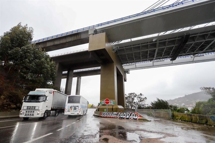 Archivo - Varios coches pasan por debajo del Puente de Rande 