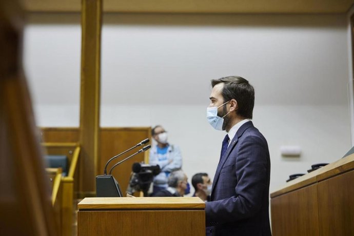 El consejero de Turismo, Comercio y Consumo, Javier Hurtado, en el pleno de control del parlamento vasco, en vitoria
