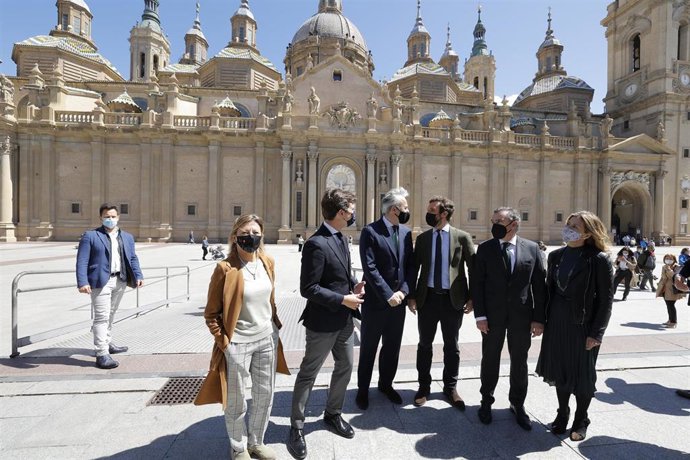El alcalde de Zaragoza, Jorge Azcón; el presidente del PP, Pablo Casado; y el presidente del PP de Aragón, Luis María Beamonte, conversan durante su recorrido por la plaza del Pilar. 