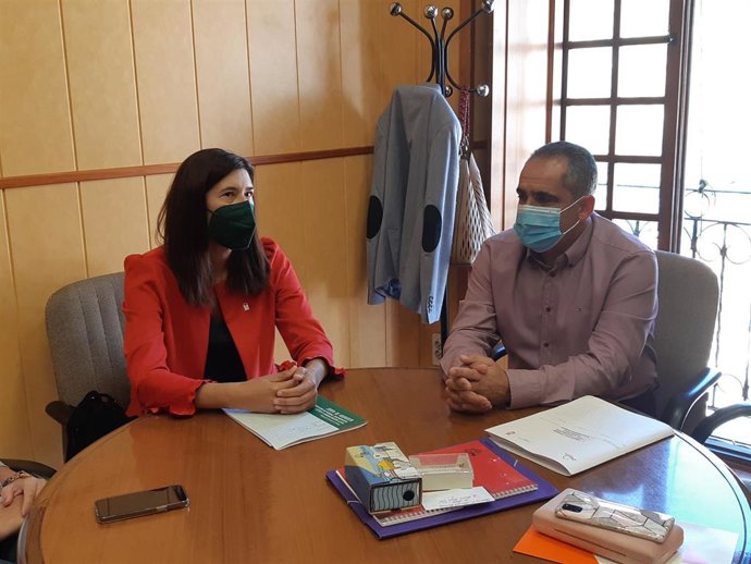 La delegada territorial de Regeneración, Justicia y Administración Local en Málaga, Mónica Alejo, se reúne con el alcalde de Álora, Francisco Jesús Martínez,