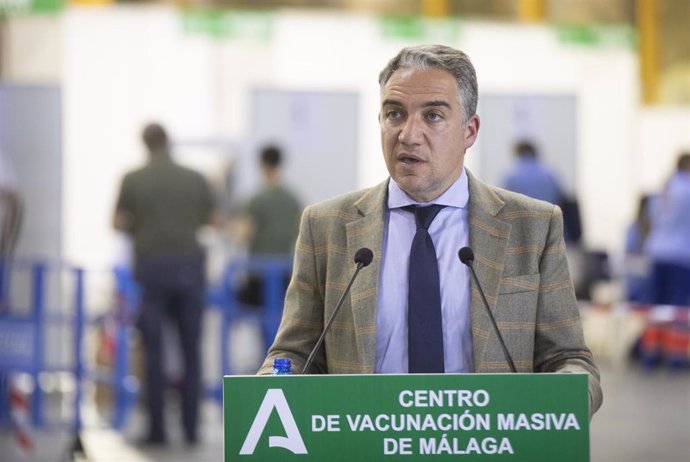 El consejero de la Presidencia, Administración Pública e Interior, Elías Bendodo , atiende a los medios de comunicación durante su visita al centro de vacunación masiva  instalado en el Palacio de Ferias y Congresos de Málaga.