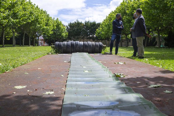 El vicepresidente y consejero de Universidades, Igualdad, Cultura y Deporte, Pablo Zuloaga, con el presidente de la Federación Cántabra de Bolos, Norberto Ortiz.