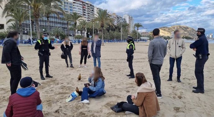 Archivo - Agentes de la Policía Local de Alicante intervienen en un botellón en la playa en una imagen de archivo
