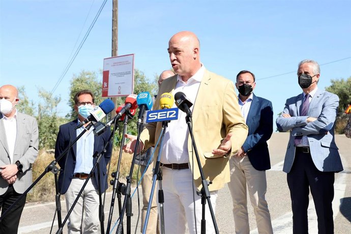 El presidente de la Diputación de Córdoba, Antonio Ruiz, informa sobre la mejora de la CO-6213.