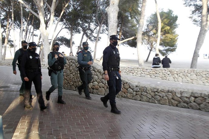 Archivo - Varios agentes de la Guardia Civil y Policía Nacional pasean por el Paseo Marítimo de Palma.