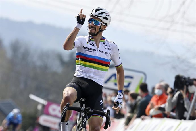 21 April 2021, Belgium, Huy: French cyclist Julian Alaphilippe of Deceuninck-Quick-Step celebrates winning the 85th edition of the Fleche Wallonne men's cycling race, a 193.6 kilometer-long one-day race from Charleroi to Huy. Photo: Eric Lalmand/BELGA/d