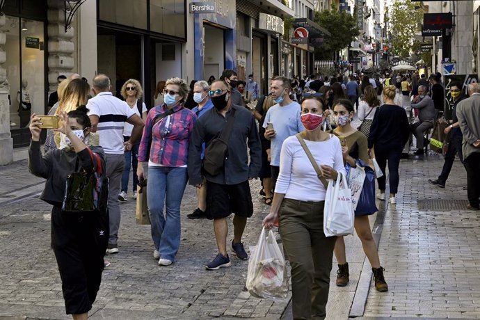 Archivo - Ciudadanos griegos pasean por las calles de Atenas