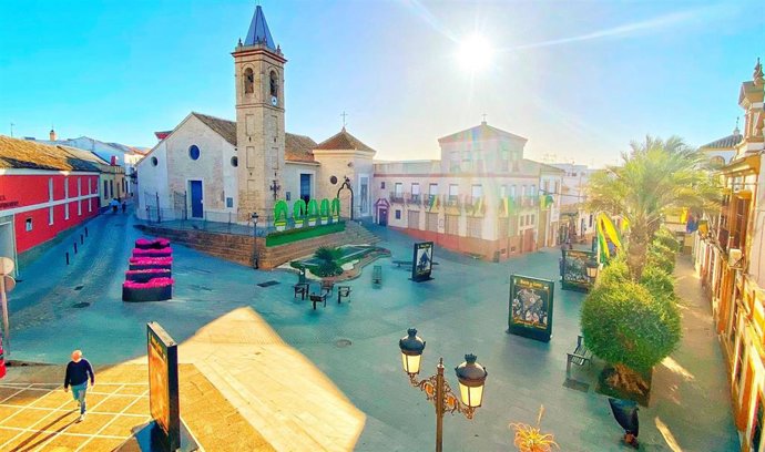 La Plaza de España, engalanada para acoger la Misa de Romeros