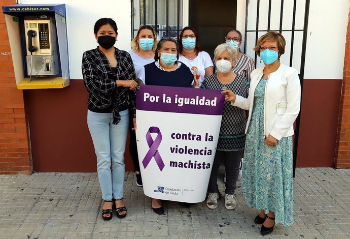 La diputada de Igualdad de Diputación de Cádiz, Carmen Collado, durante la entrega de la lona contra la violencia de género a la asociación 'Manos Abiertas hacia el Futuro'.