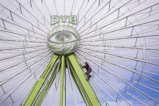 Un operario trabaja en la preparación del recinto que acogerá las celebraciones de San Isidro, en Ifema Madrid.