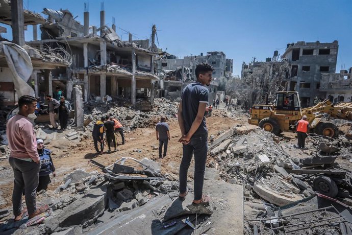 14 May 2021, Palestinian Territories, Beit Hanoun: Palestinians inspect the rubble of destroyed houses after Israeli airstrikes, amid the escalating flare-up of Israeli-Palestinian violence. Photo: Mohammed Talatene/dpa