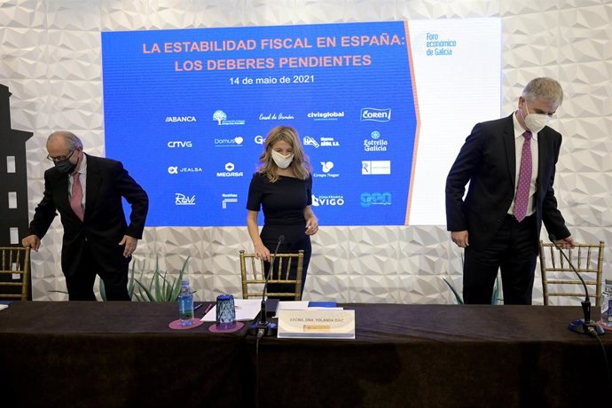 La vicepresidenta tercera y ministra de Trabajo y Economía Social, Yolanda Díaz, asiste a la presentación de un libro en A Coruña, donde ha mantenido una charla con estudiantes