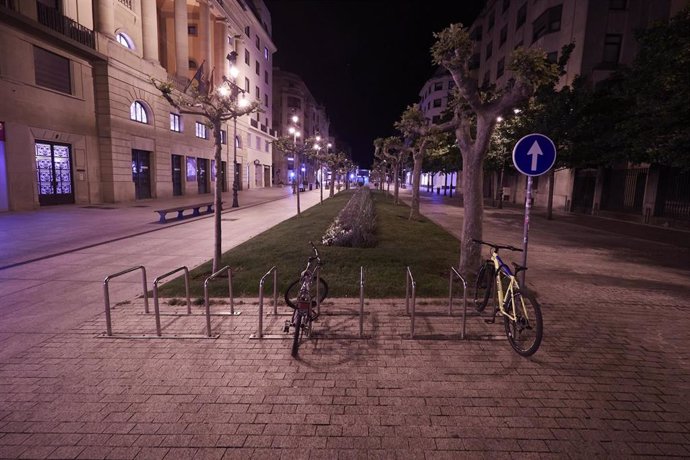 Avenida Carlos III vacia alrededor de la media noche el mismo día que Tribunal Superior de Justicia de Navarra (TSJN) ha denegado el toque de queda nocturno decretado por el Gobierno de Navarra, a 12 de mayo de 2021, en Pamplona, Navarra (España). La Sa