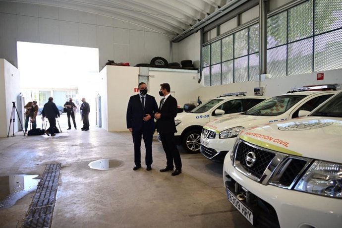 Pablo García y Luis Salvador, en el Parque de Bomberos