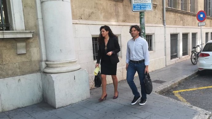 Archivo - Jaume Garau llegando al Juzgado junto a su abogada, en abril de 2018