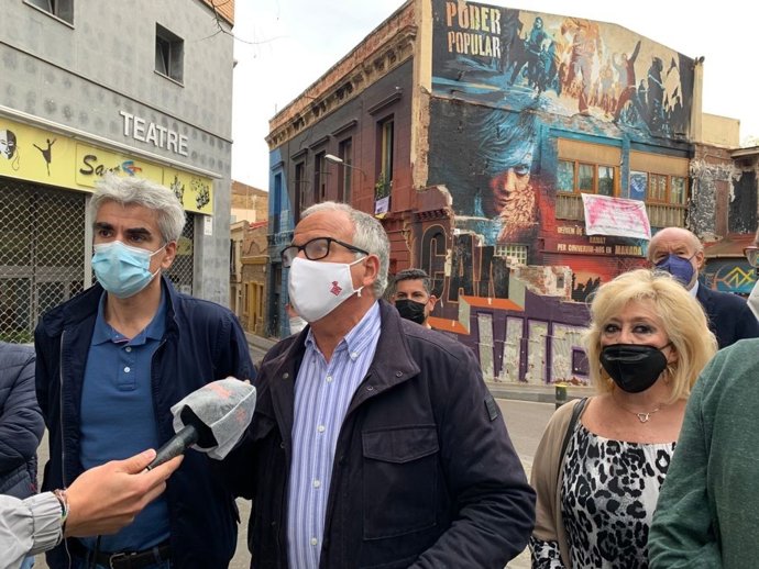 Declaracions del líder del PP a Barcelona, Josep Bou, davant de Can Vies, al districte de Sants-Montjuc.