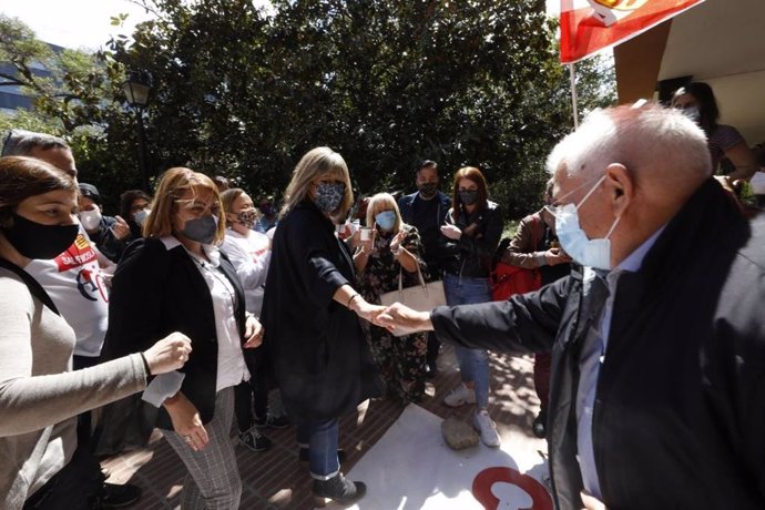 La alcaldesa de L'Hospitalet de Llobregat, Núria Marín, felicitando a los manifestantes en contra del cierre de la Acadmia Cultura